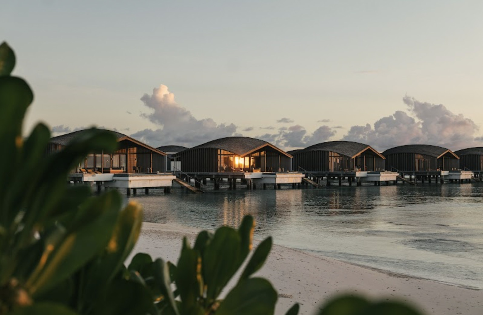 Panorama senja di Club Med Finolhu Villas, simbol luxury yang berkelanjutan yang menjadi ikon koleksi eksklusif Club Med
