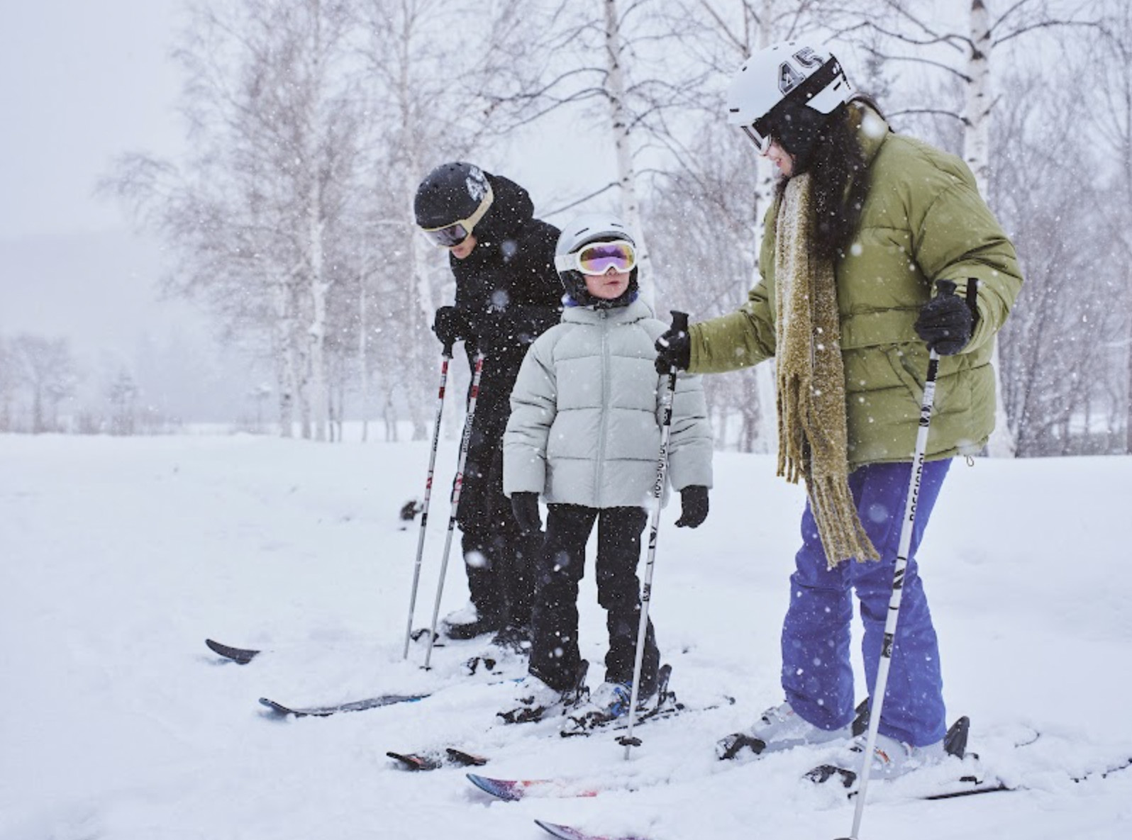 Momen kebersamaan di lereng salju Club Med Tomamu, Hokkaido, Jepang, menghadirkan pengalaman musim dingin yang hangat dan penuh kenangan
