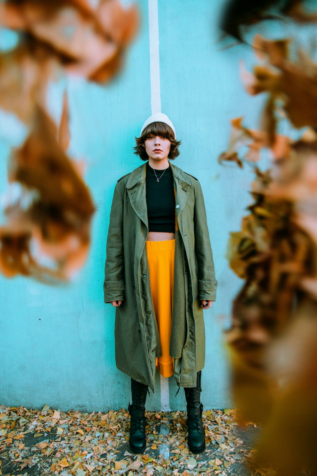 Tips: Pilih warna tanah yang lebih cerah seperti mustard, terracotta, atau olive muda untuk memberi energi pada tampilan earthy (Foto: Unsplash/Juan Ordonez)