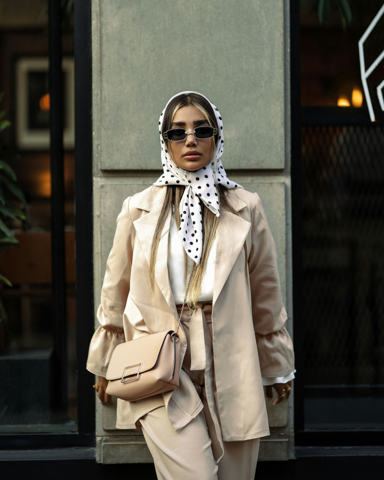 Tips: Tambahkan sentuhan motif seperti polkadot atau scarf bermotif klasik untuk memberi dimensi pada palet bumi (Foto: Unsplash/Alireza Esmaeeli)