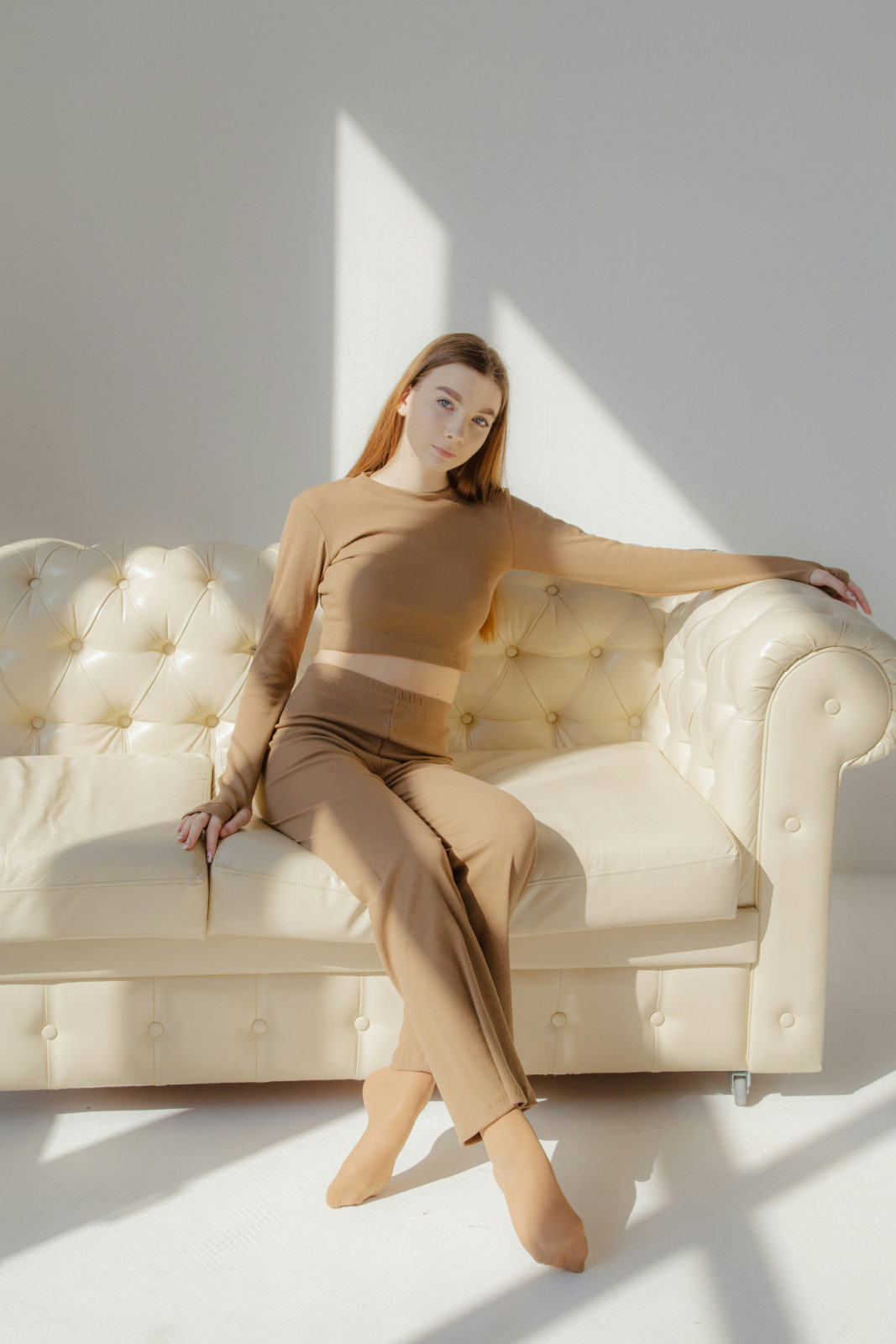 Tips: Aplikasikan tampilan monokrom dengan warna pasir atau karamel. Saat bermain dengan satu warna, biarkan tekstur bahan berperan lebih. Gunakan bahan linen, satin, atau katun untuk memberi kedalaman (Foto: Unsplash/Marina Abrosimova)