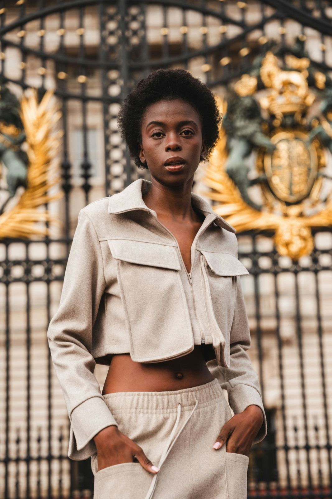 Gaya street style yang biasanya ekspresif dengan warna-warni berani, kini warna-warna earthy tone mulai mencuri perhatian (Foto: Unsplash/Jay Soundo)