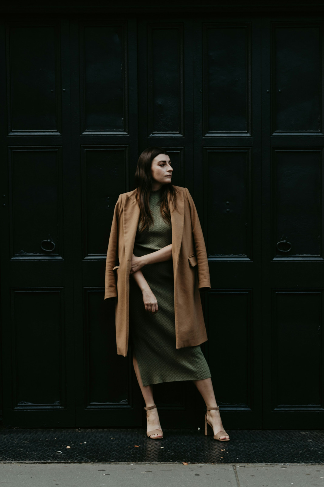 Tips: Jadikan layering sebagai permainan utama. Paduan coat ringan dan dress simpel dalam satu nuansa warna (Foto: Unsplash/AW Marketing)