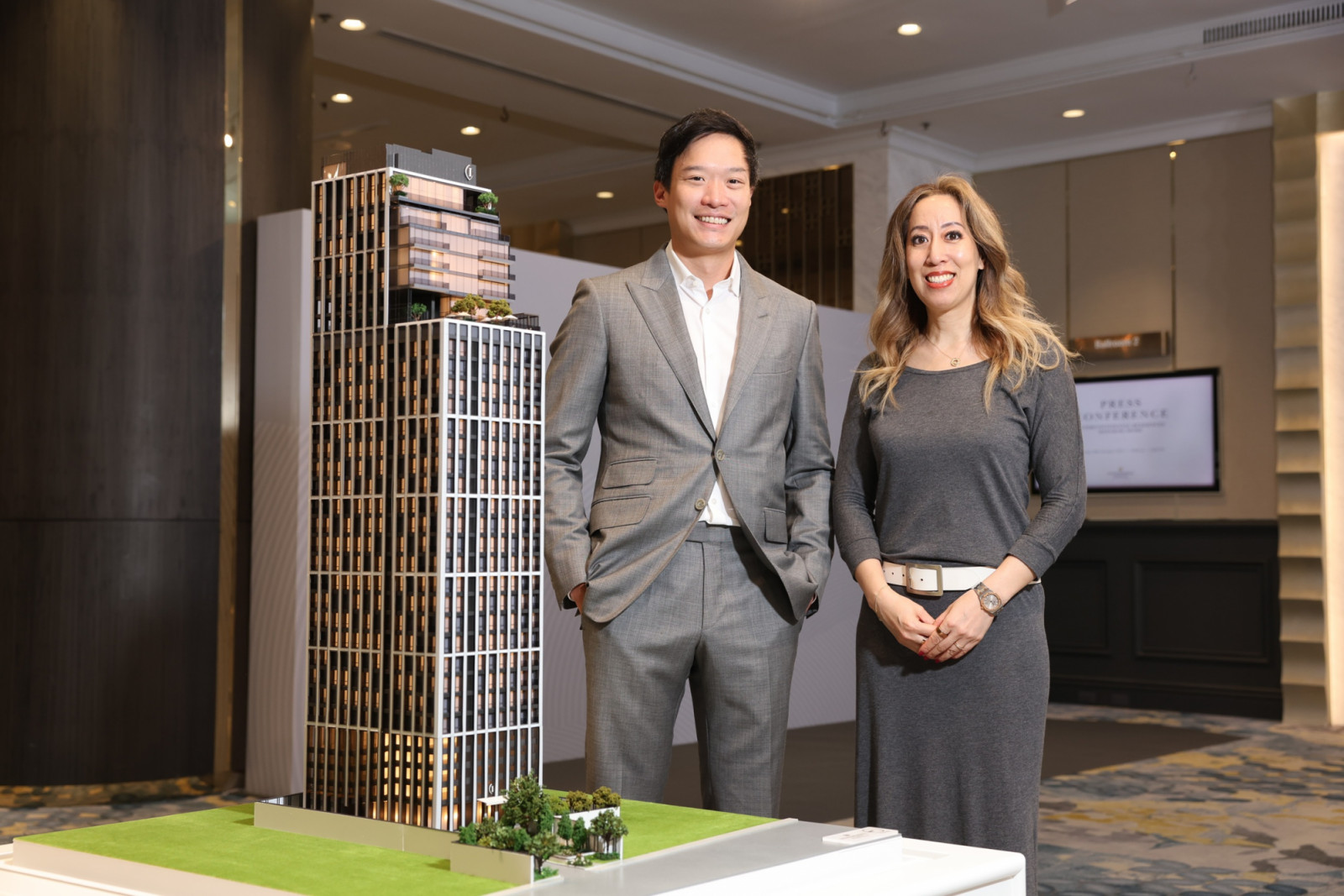 ภูมิ จิราธิวัฒน์ กรรมการผู้จัดการร่วมและหัวหน้าฝ่ายบริหาร CG Capital และอเล็กซานดรา เยา รองประธานบริหารด้าน Global Branded Residences ของ IHG กับการจับมือครั้งสำคัญของ InterContinental Residences Bangkok Asoke (ภาพ: CG Capital)