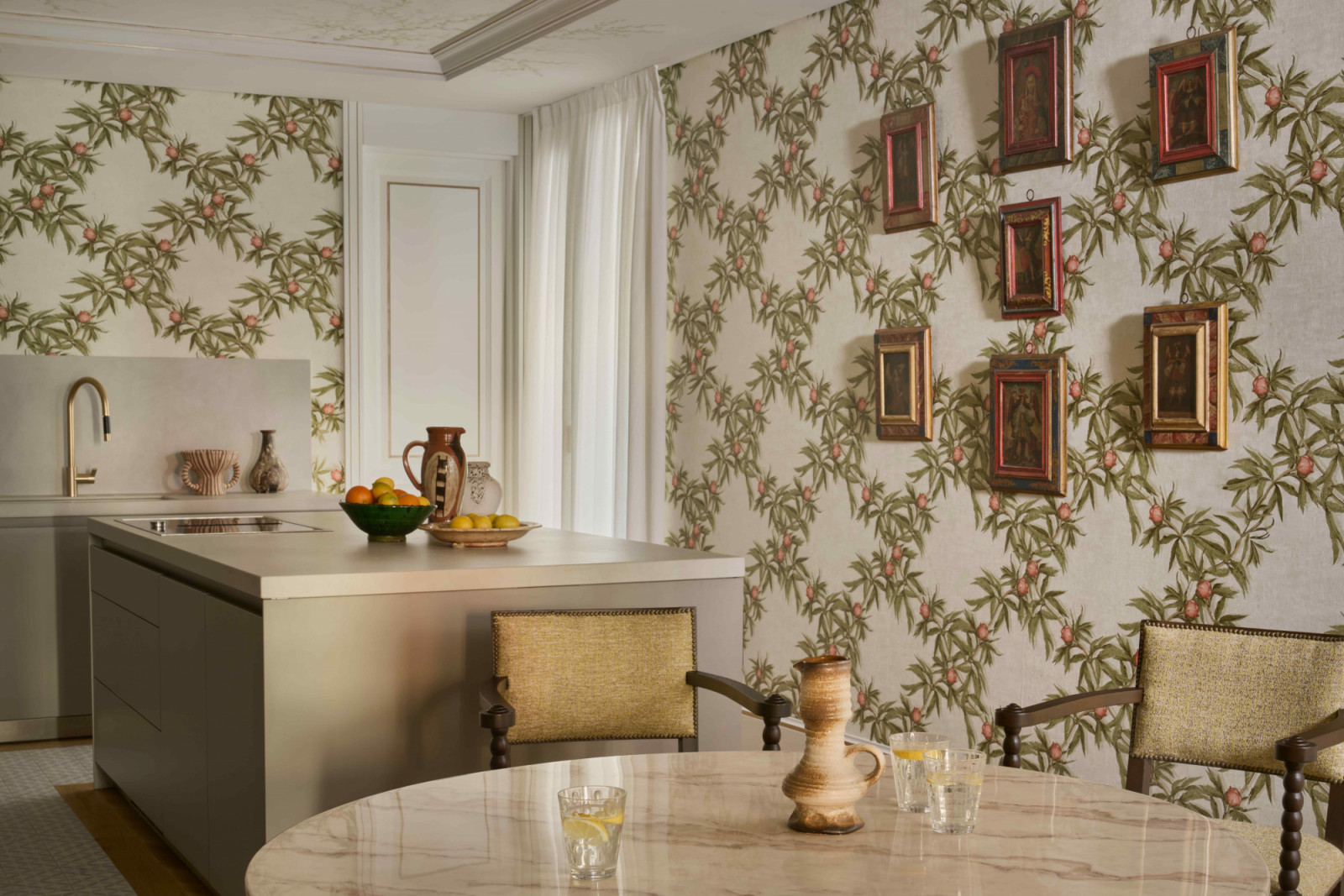 The kitchen echoes the architectural language of an Andalusian patio