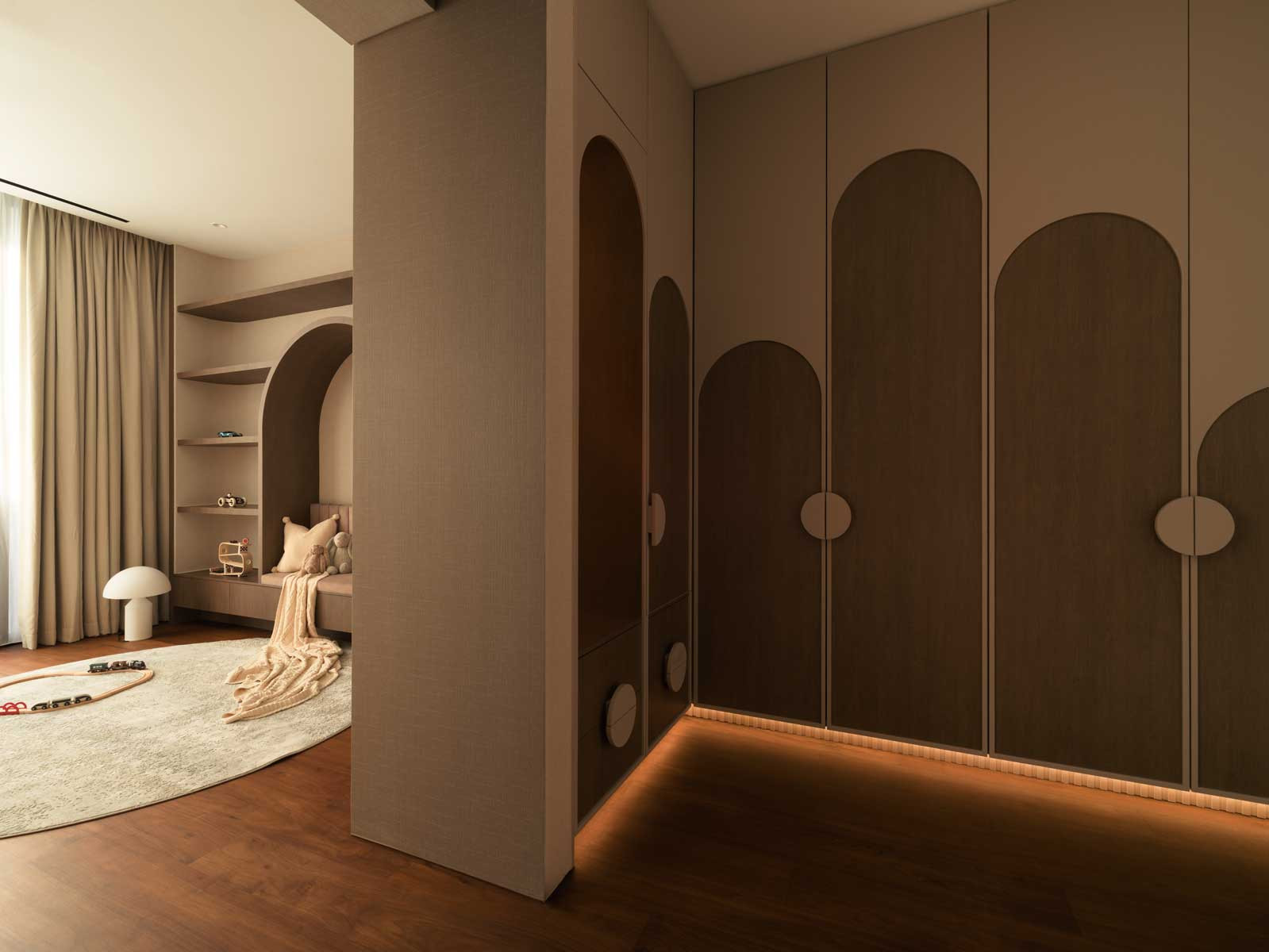 The children’s walk-in wardrobe features arched details that lend softness
