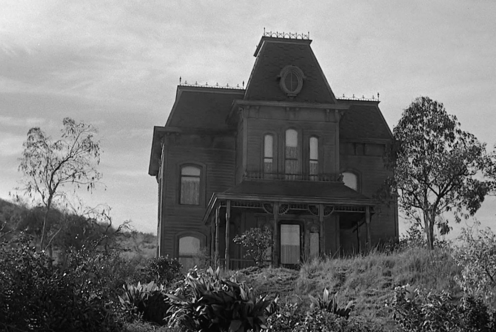 A quiet roadside stop that became horror’s most recognisable address (Photo: IMDb)