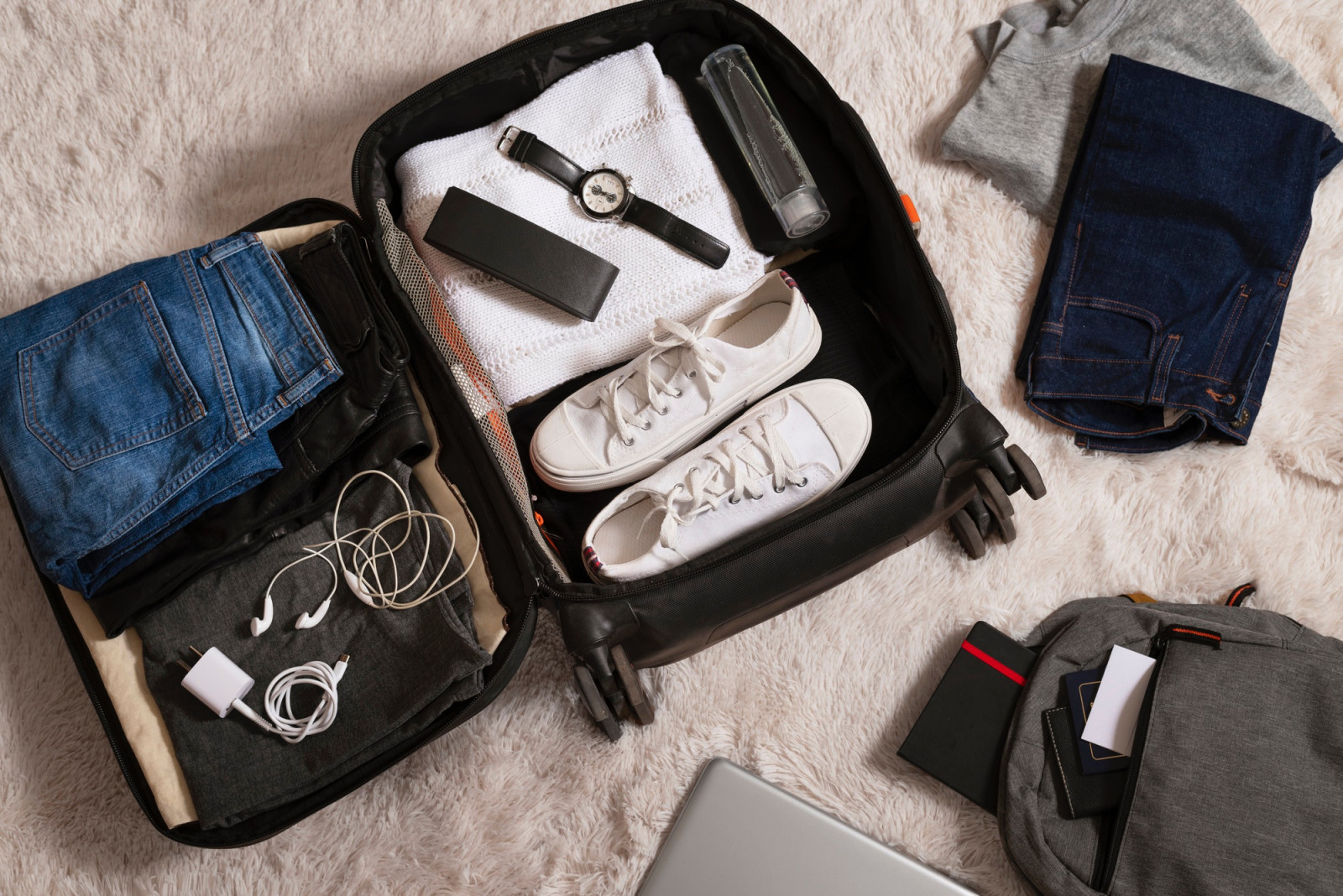 Travelling with just a carry-on can feel liberating once you know how to make every item count. Here’s how seasoned travellers stay organised, efficient and stylish while keeping their luggage light. (Photo: Freepik)