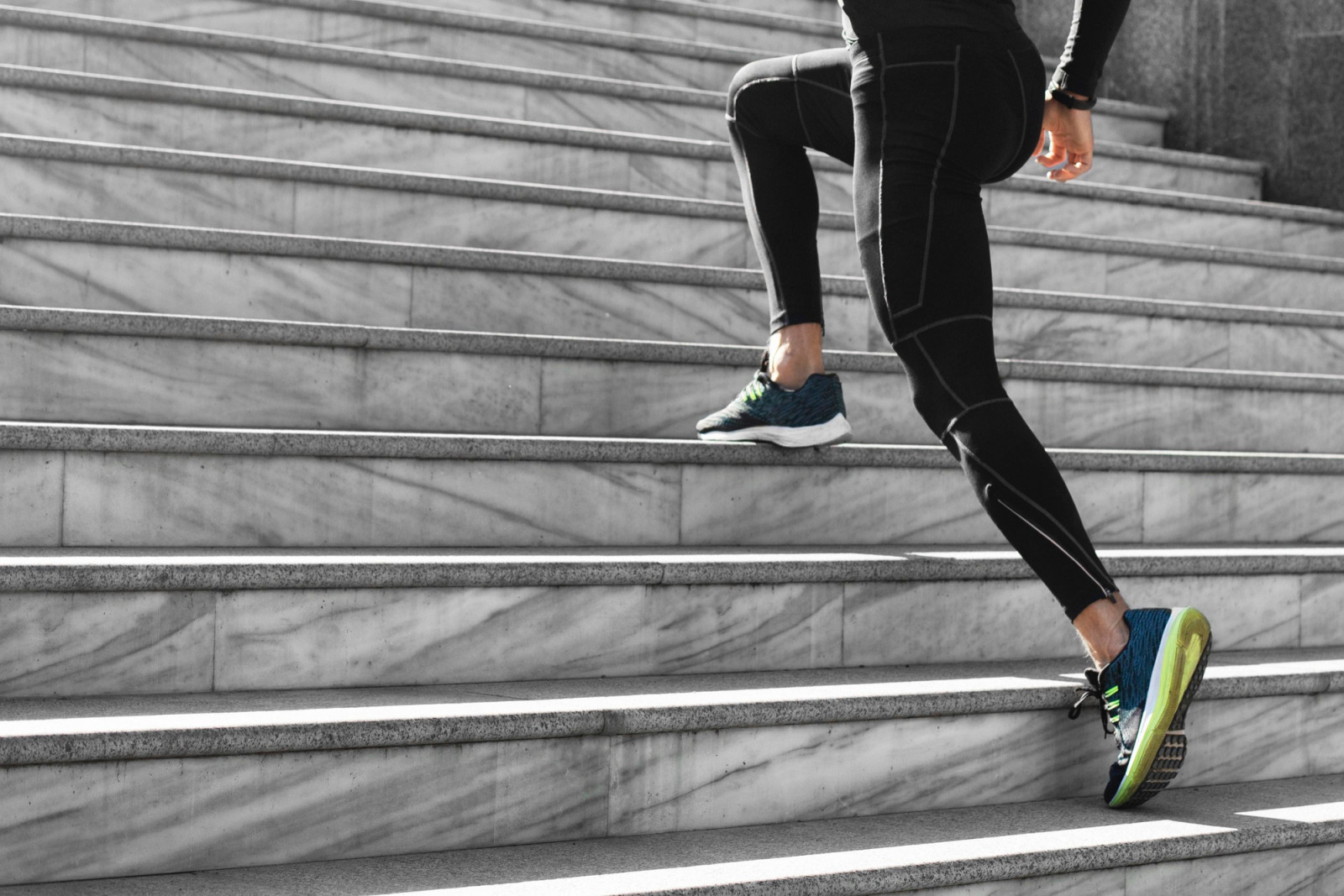 Start with shorter walks and mild inclines, gradually increasing distance and intensity to build stamina safely (Photo: Freepik)