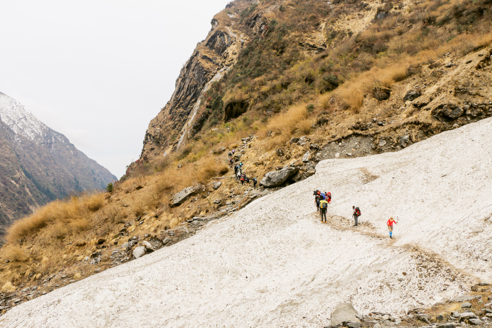 Study maps and trail details beforehand to know what to expect and navigate with confidence on the hike. (Photo: Tirachard / Freepik)