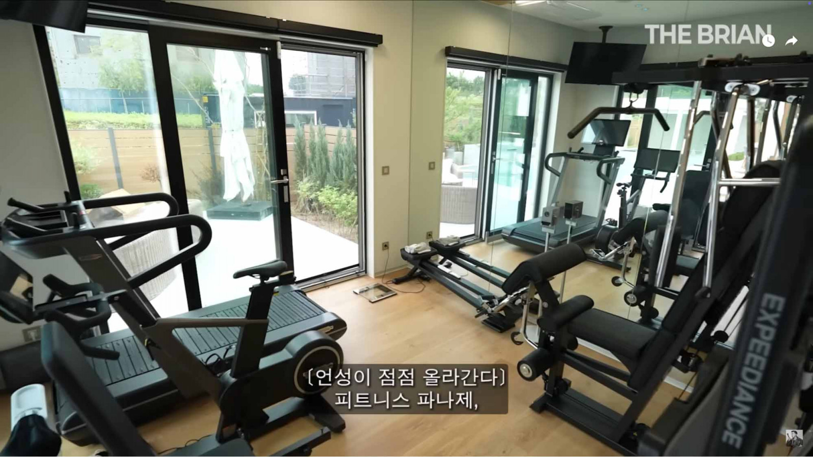 The home gym in Brian Joo’s mansion (Photo: Youtube / The Brian)