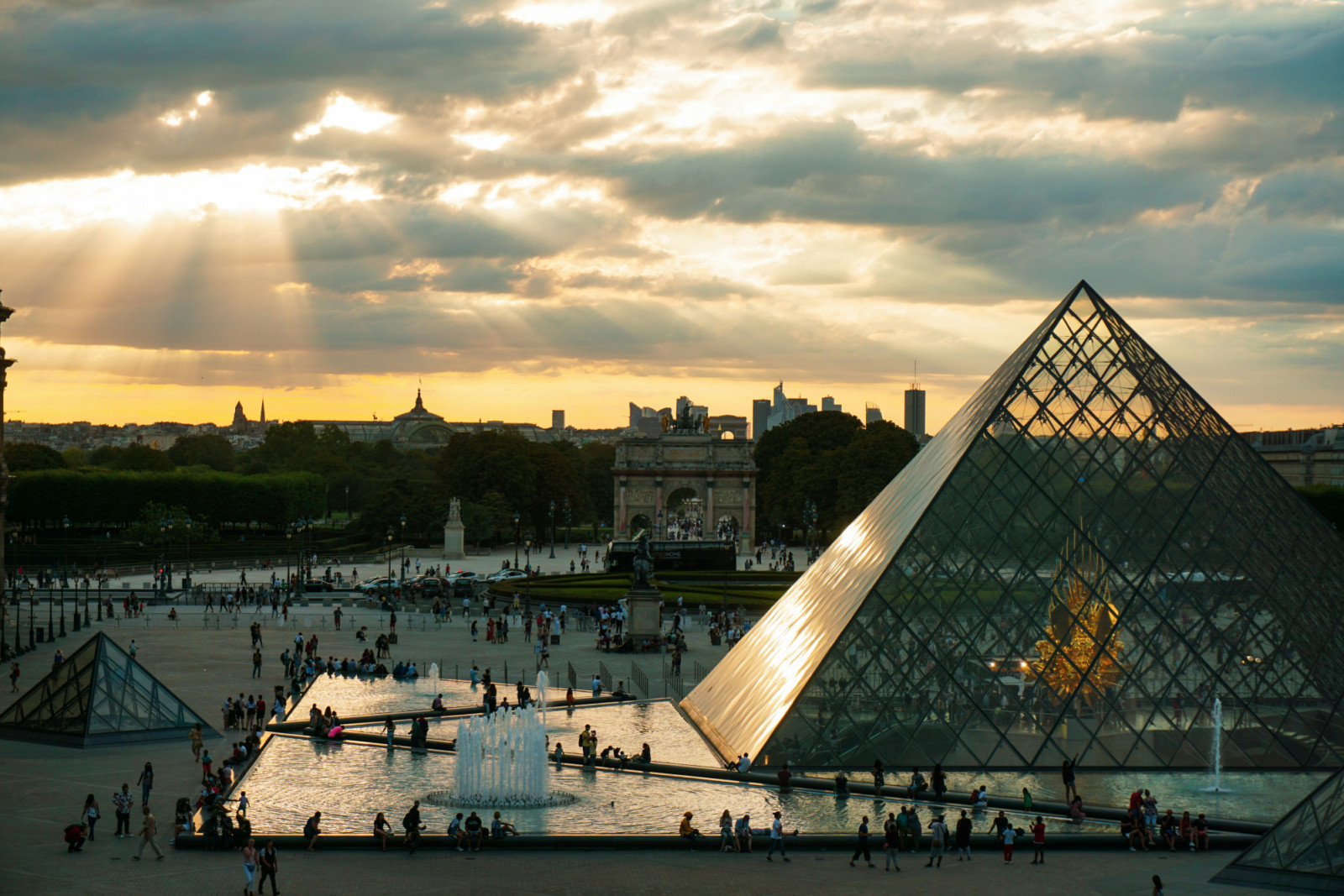 The Louvre in Paris (Photo: Unsplash/Alexander Kagan)