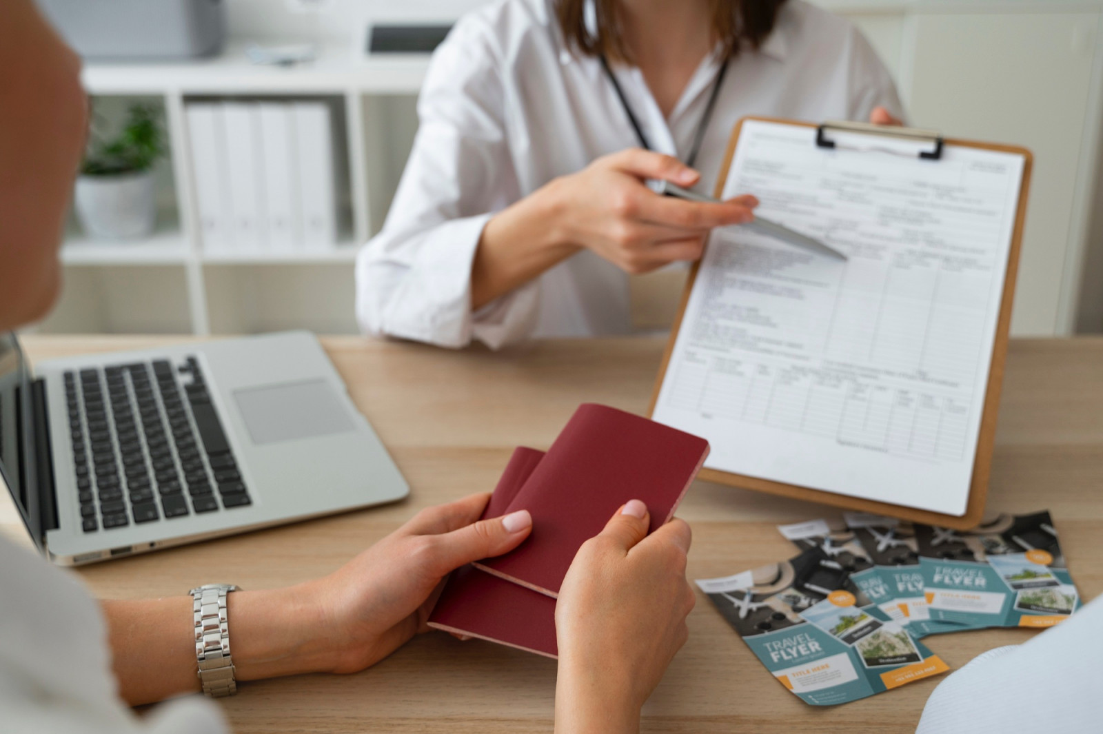 Before you travel, make sure your coverage matches your plans. Here’s what to check in your travel insurance (Photo: Freepik)