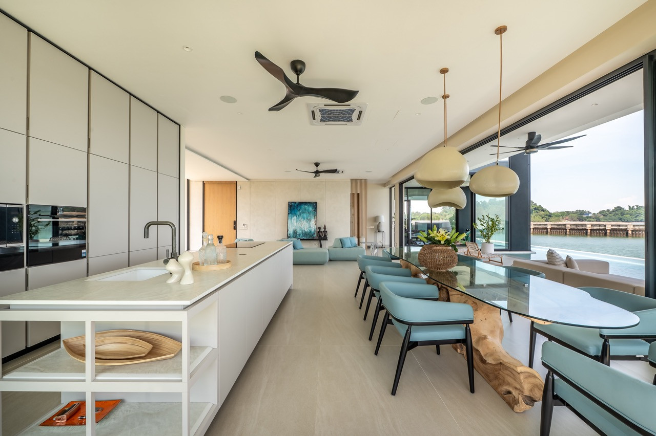 The open kitchen’s clean lines maintain unobstructed sight lines to the ocean