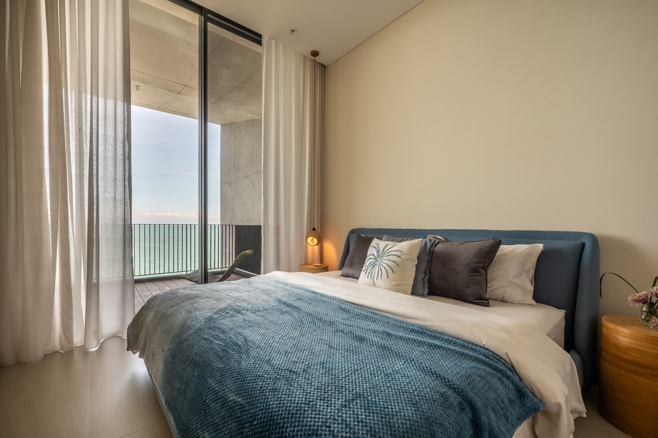 The blue sea is echoed in the bedding