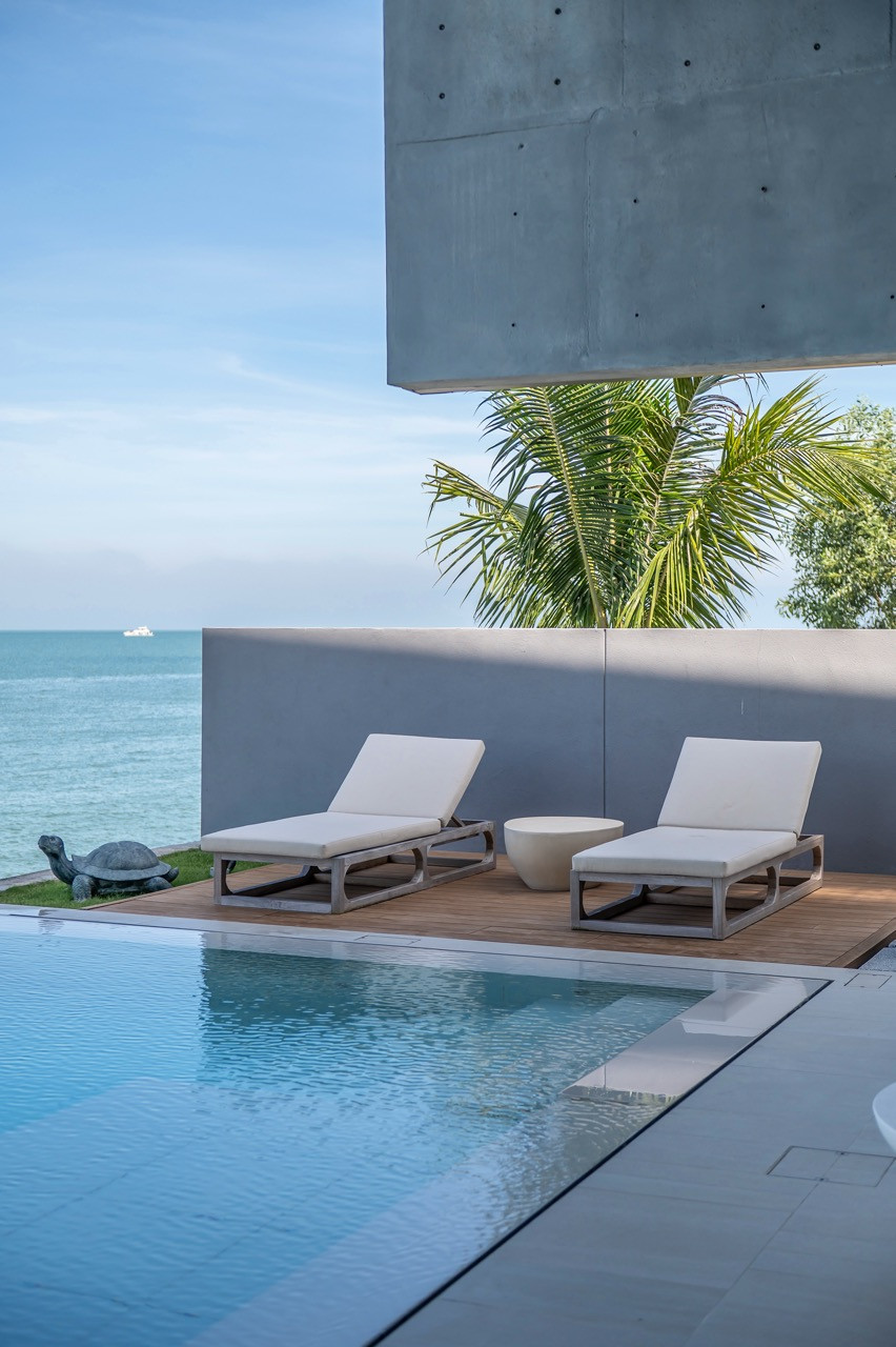 The infinity pool’s large-format tiles create the striking blue color that visually connects with the sea