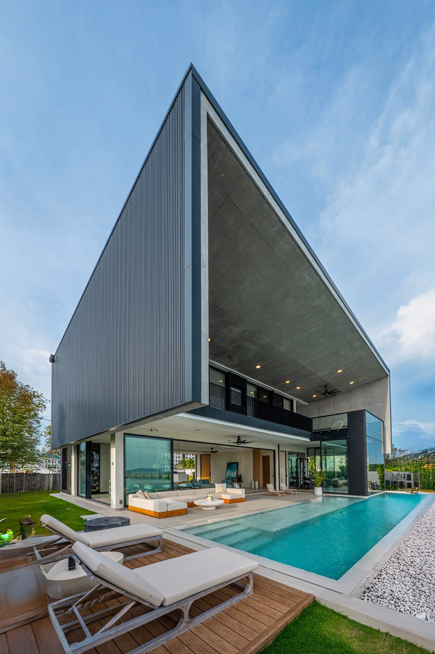 From the rear garden, the house’s dramatic cantilevers and clean lines are fully revealed