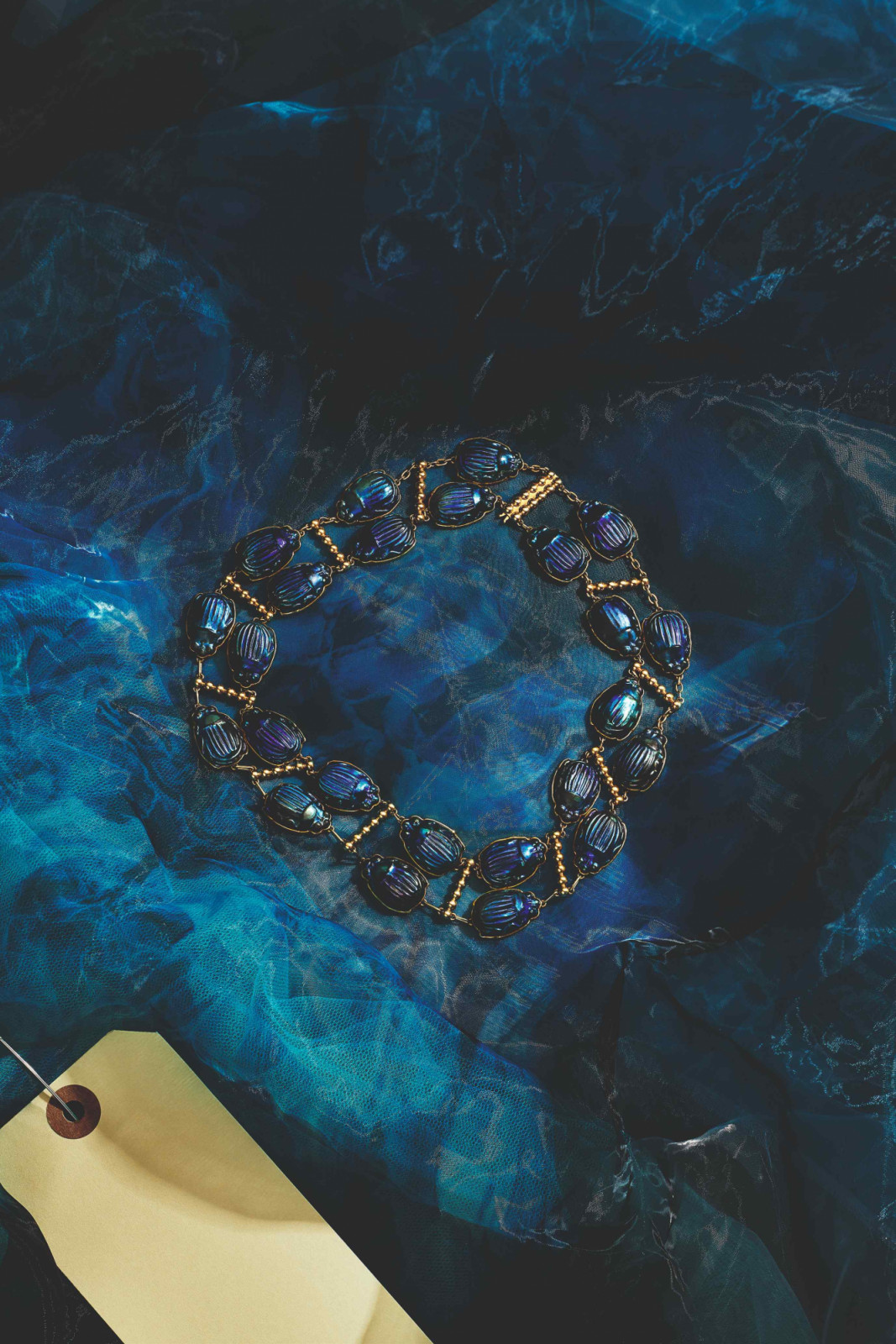 這條 20 世紀的聖甲蟲項鍊（Scarab necklace），以玻璃、黃金和精細的金銀絲工藝為特色。 (Photo: Netflex)