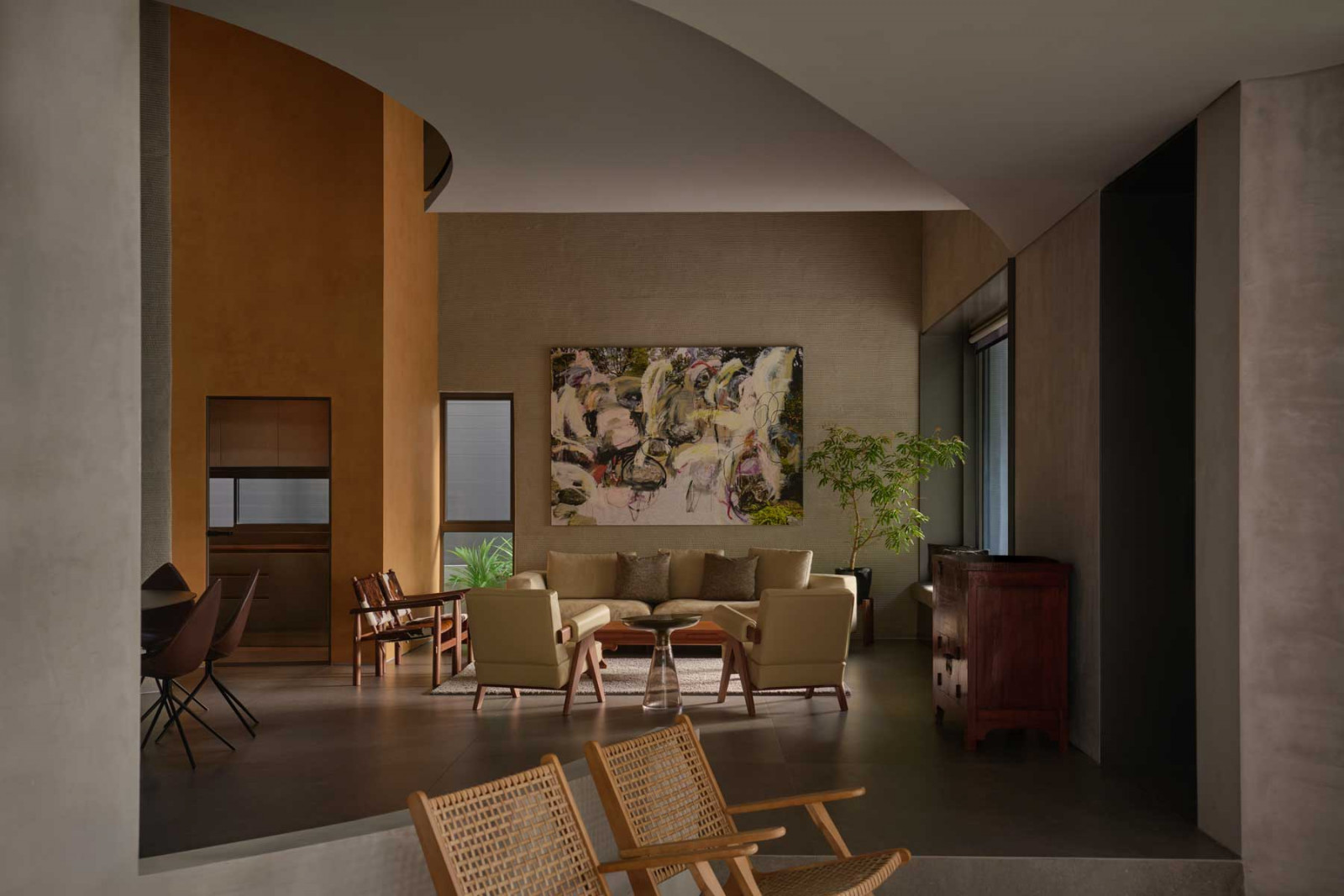Viewed from the lounge, the living spaces unfold beneath sinuous curves and textured 3D-printed walls, showcasing how architecture and atmosphere are seamlessly interwoven