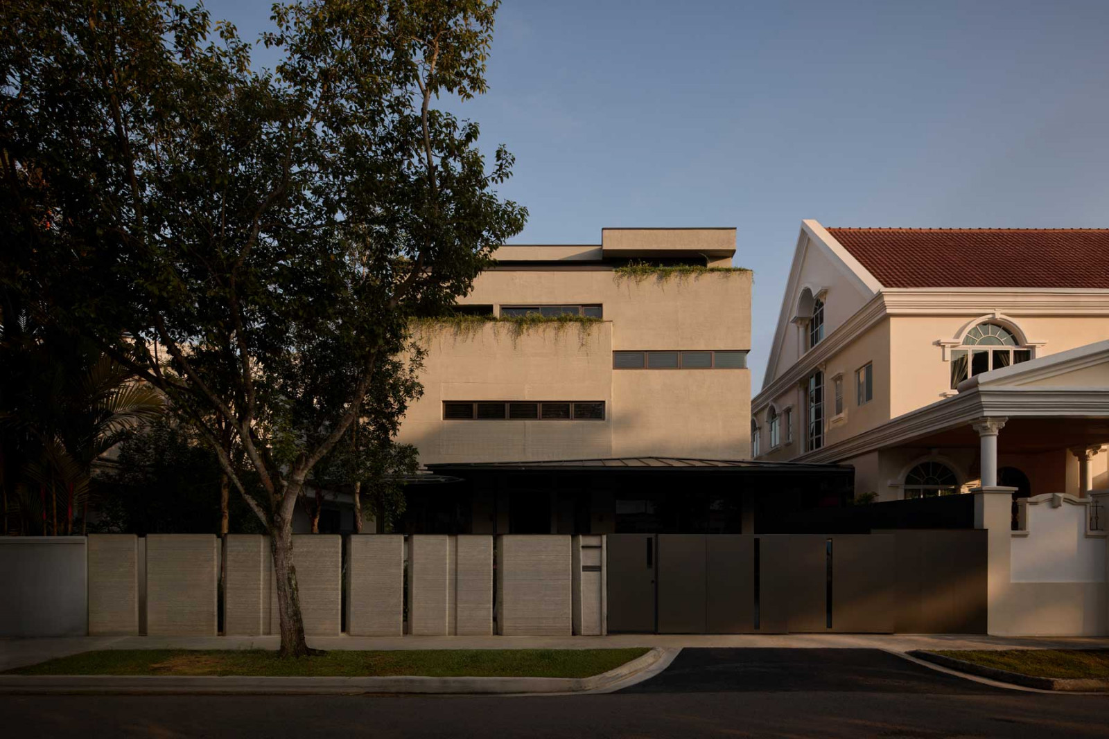Set within a typical Bukit Timah neighbourhood, the 3D-printed house stands apart with its monolithic, layered concrete façade—an architectural first in Singapore realised with CES_InnovFab