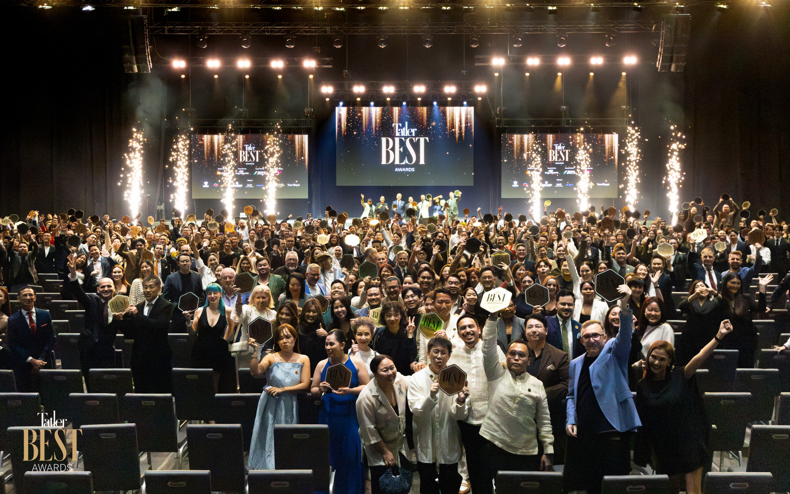 Tatler Best Awards 2025 is finally out! On October 21, Tatler Asia announced this year's top 100 restaurants, bars, and hotels | Photo: All winners and representatives across Asia pose for a group photo