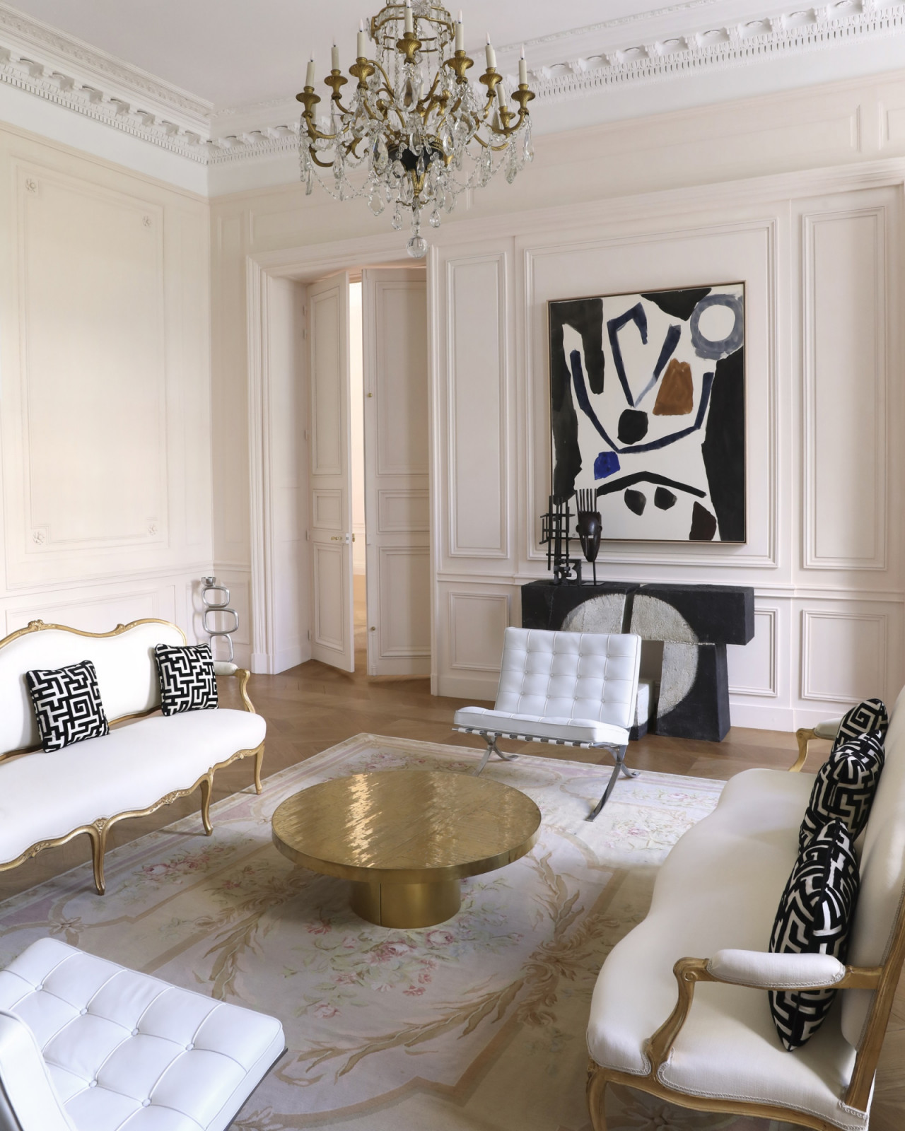 De la Fressange made sure to keep the spirit of Roger Vivier’s personal style in Le Salon Vivier. Here, Louis XVI sofas provide classic contrast to modern leather Barcelona chairs by Mies Van der Rohe. A Charles-Henri Monvert painting completes the vignette. (Photo: Guido Taroni)