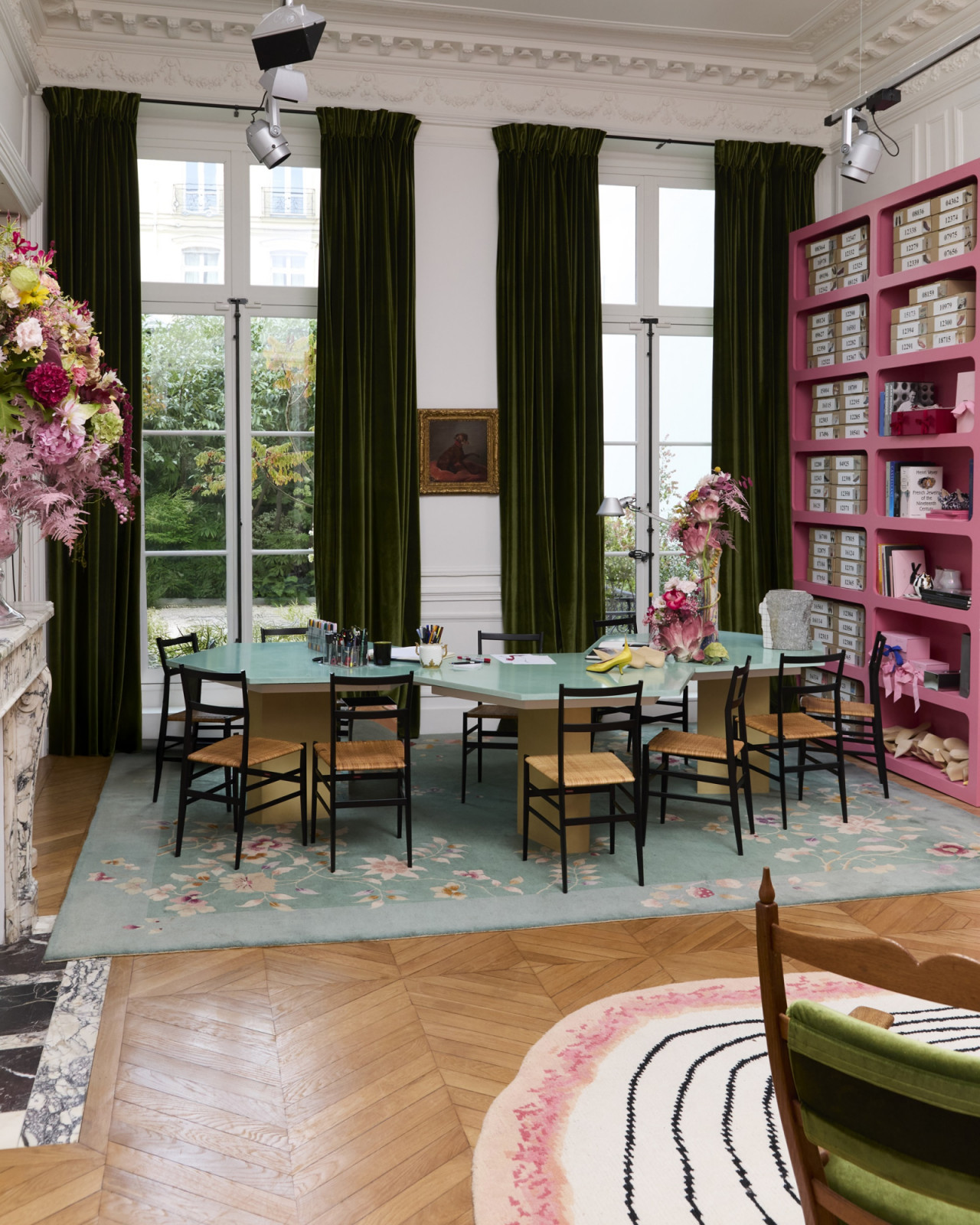 In Le Studio de Gherardo Felloni, which is Roger Vivier’s creative director’s office, a double-volume ceiling, classic dentil mouldings, and green velvet curtains add to the grandness of the space. An angular desk by Duccio Maria Gambi provides a modern touch. (Photo: Guido Taroni)