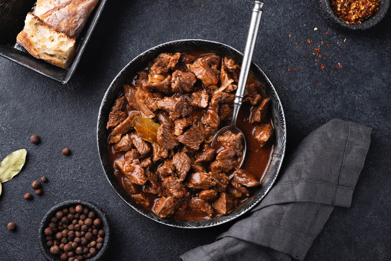 Adobo marinade: The Filipino pairing of soy sauce, vinegar and garlic used to season, soften and preserve meats (Photo: Freepik)
