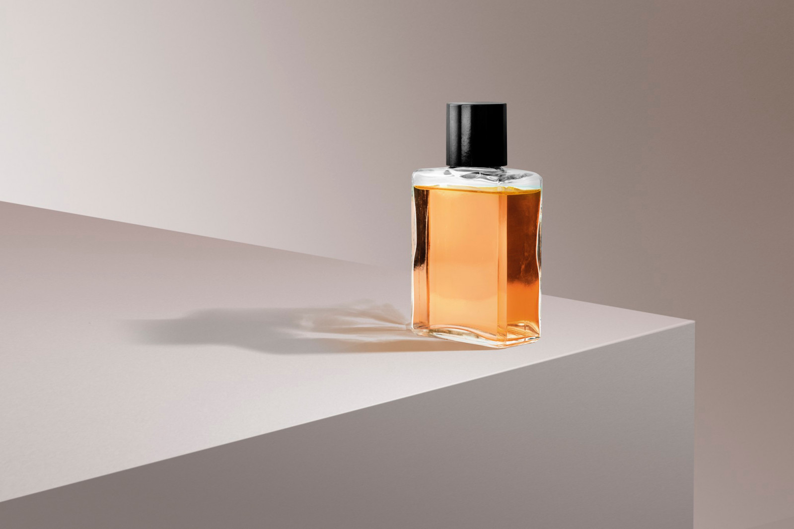 From oud to amber, Middle Eastern perfume brands are reshaping fragrance preferences across Asia (Photo: Raw Pixel/Freepik)