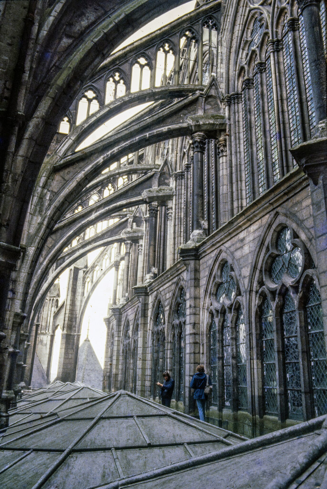 Flying buttresses counteract the lateral thrust of heavy vaults (Photo: WikiCommons)