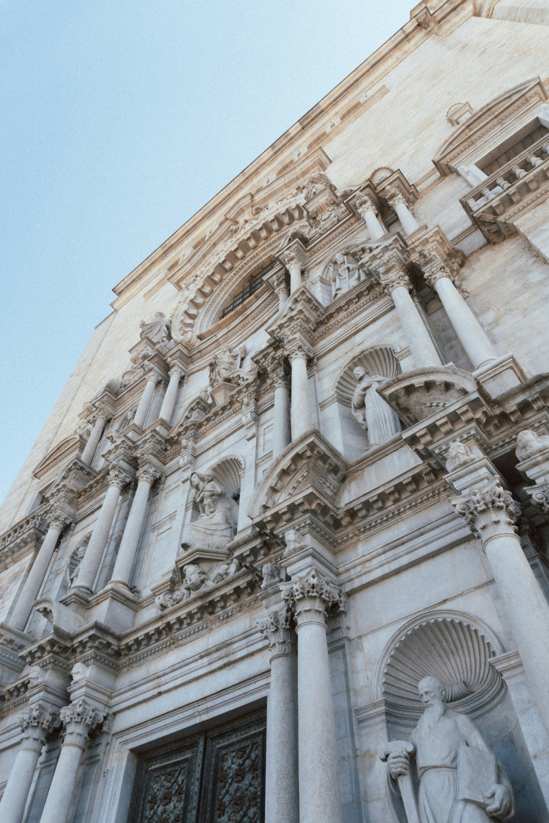 The Girona cathedral evolved over centuries from its Romanesque origins to its Gothic façades (Photo: Unsplash)