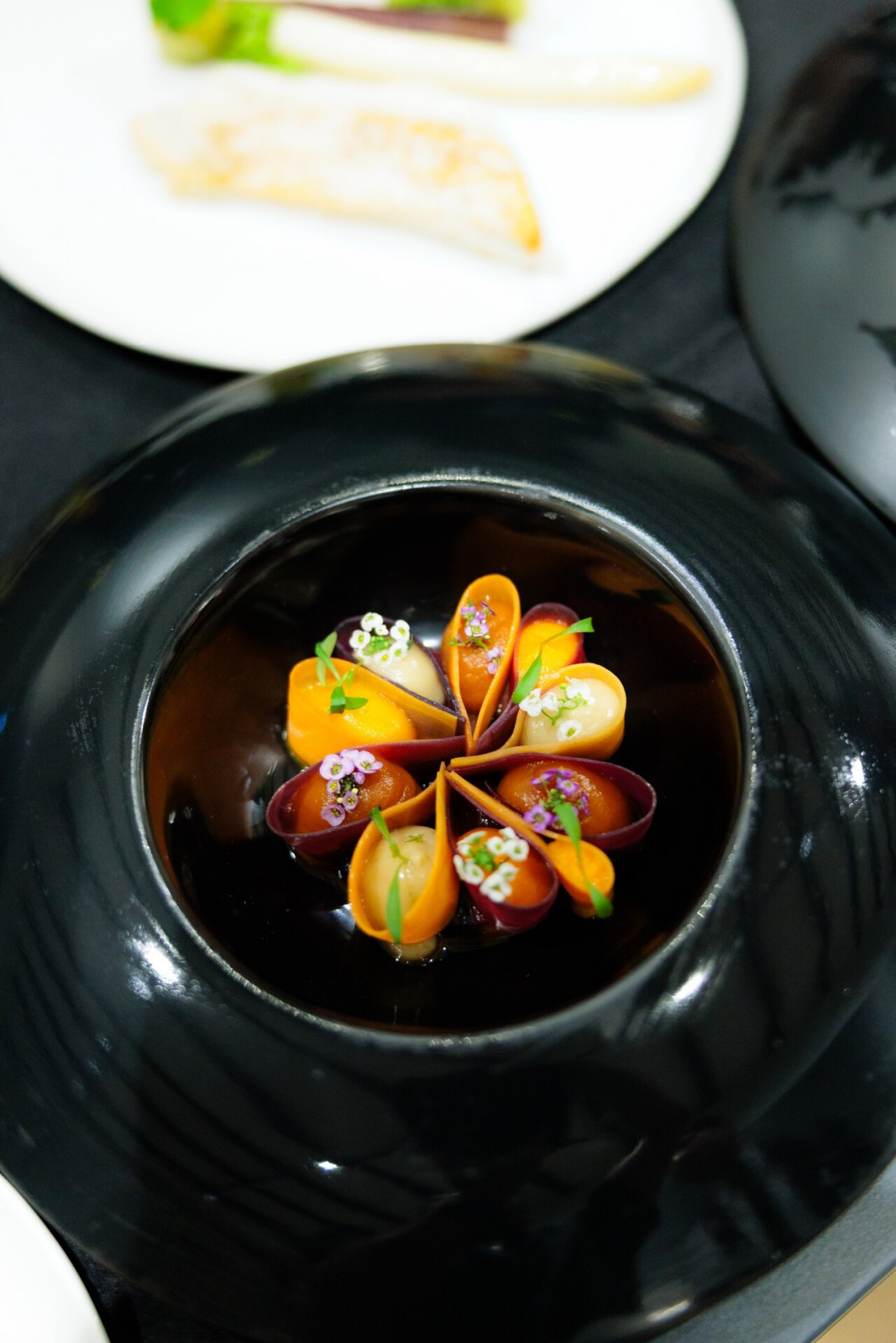 Carotte des Sables flower, coffee arabica carrot consomé, hibiscus and garlic creme