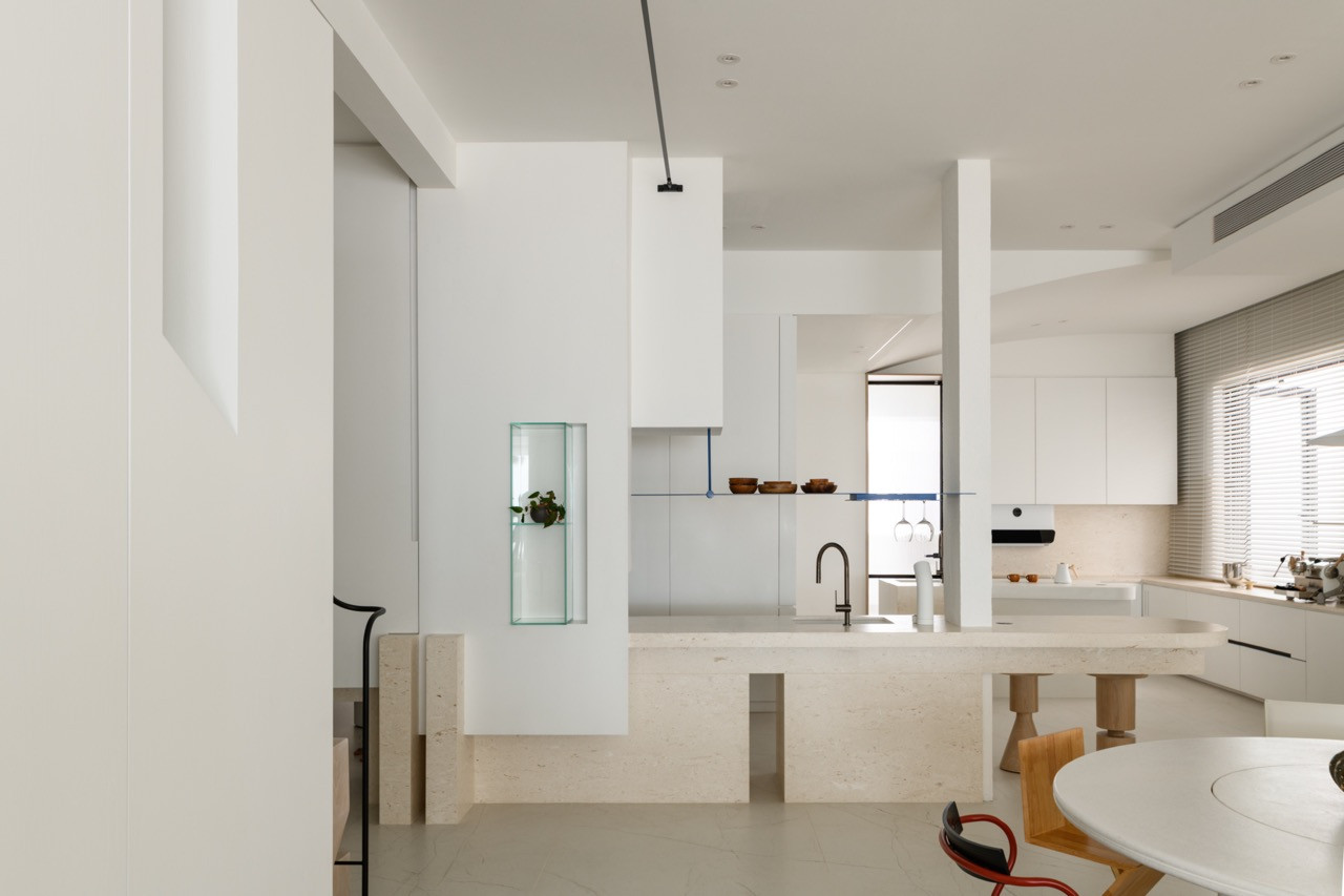 The deconstructed boundaries between the kitchen and dining areas create a smooth flow of circulation and light
