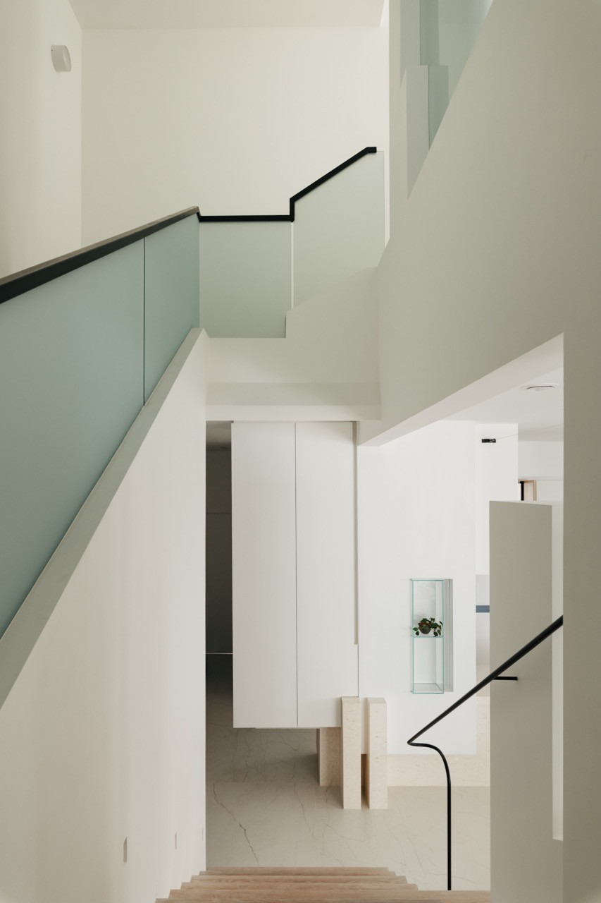 Clean geometric forms and strategic book storage demonstrate how the design creates spaces that were not rigid in their usage
but were instead flexible and adaptable