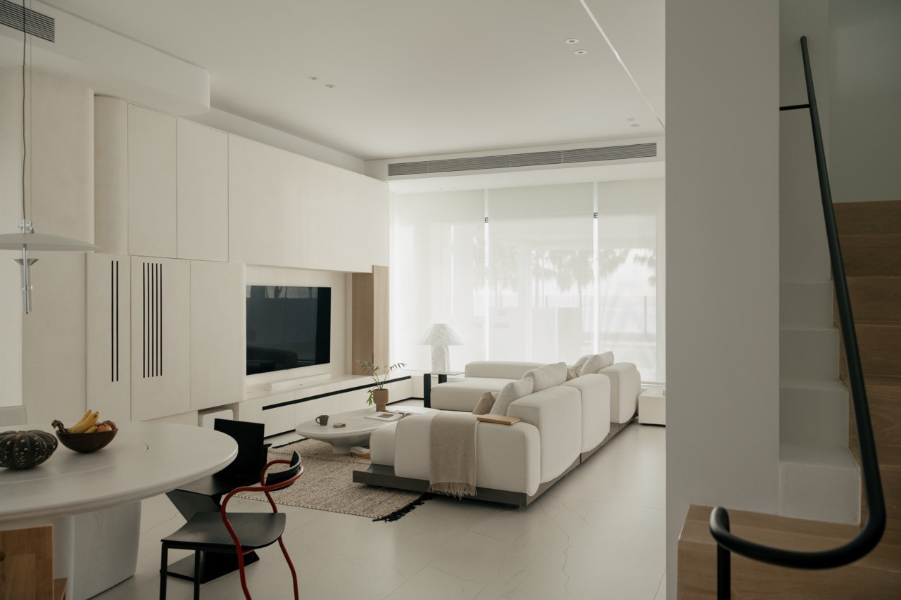 The minimalist living room serves as an ideal “blank canvas” with its neutral aesthetic and seamless flow