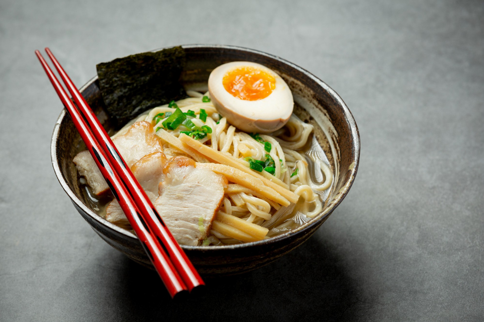 Sapporo’s signature ramen uses a miso-based broth warmth and richness during cold months (Photo: Jcomp/Freepik)