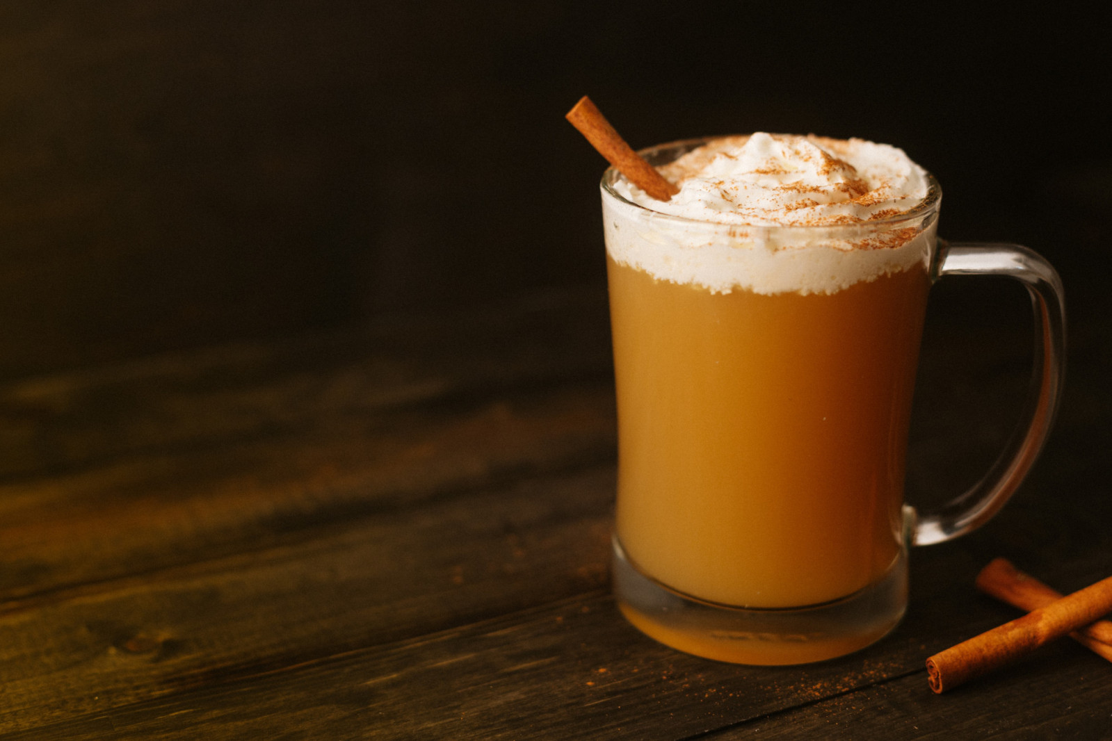 A colonial American mix of rum, butter and spice that brings heat and depth to cold December nights (Photo: Wirestock/Freepik)