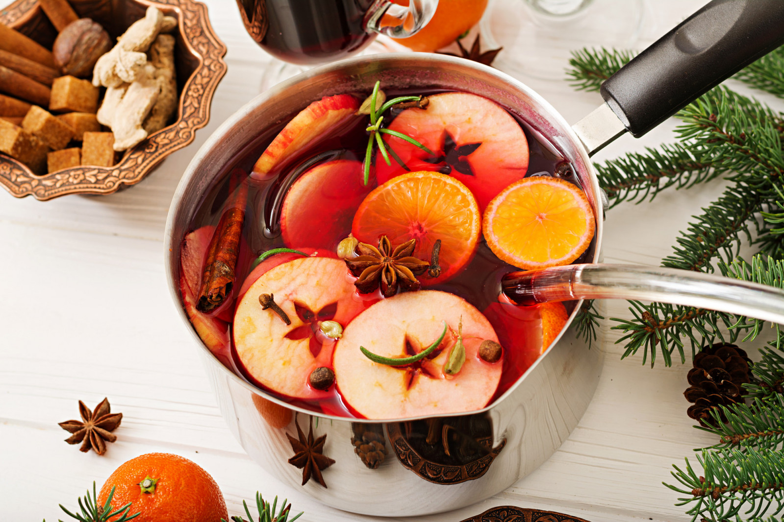Born from ancient spiced wines, mulled wine endures as a warm, aromatic symbol of winter gatherings (Photo: Timolina/Freepik)