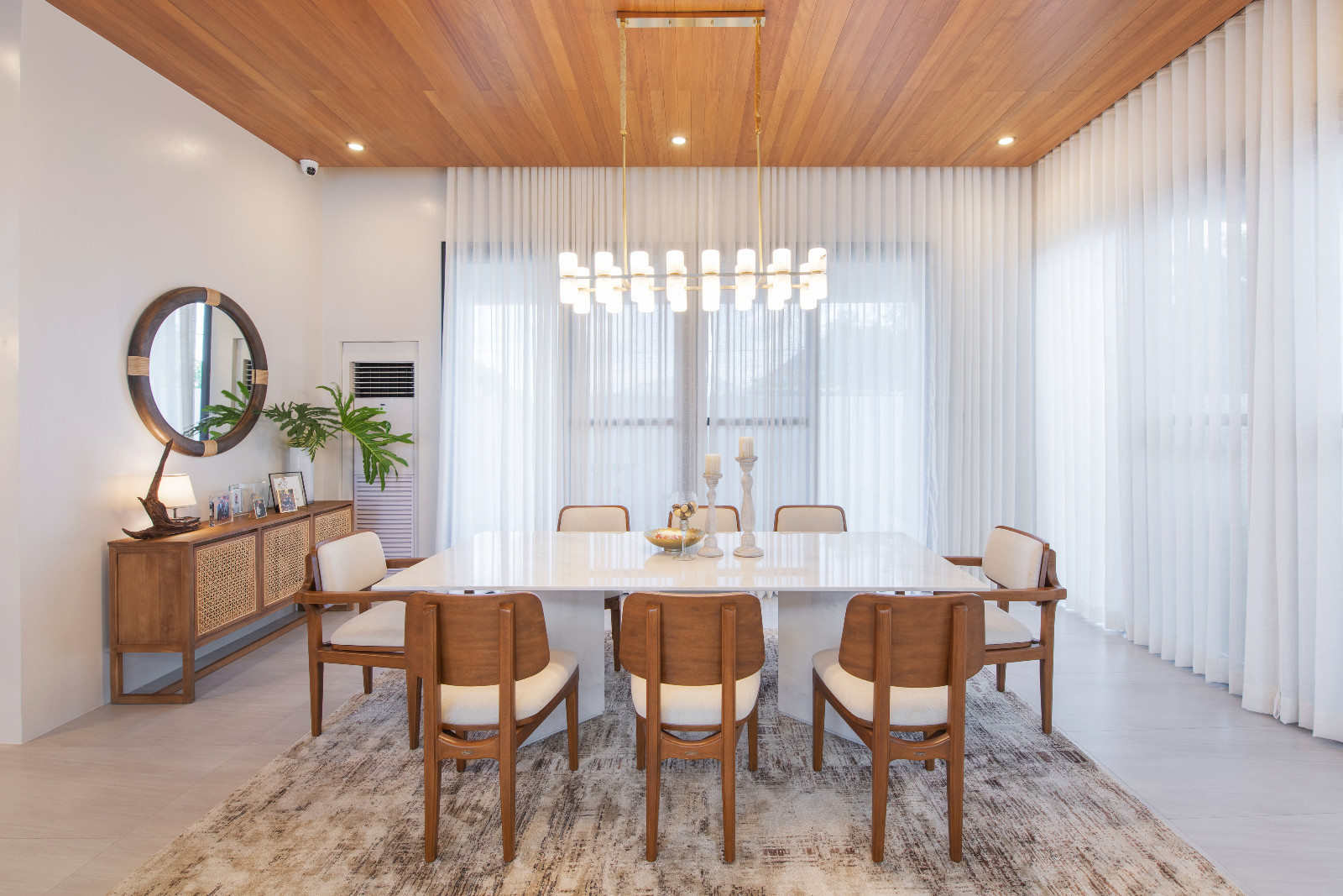 The dining area of a tropical modern bungalow in Mexico, Pampanga, designed by Innovarc