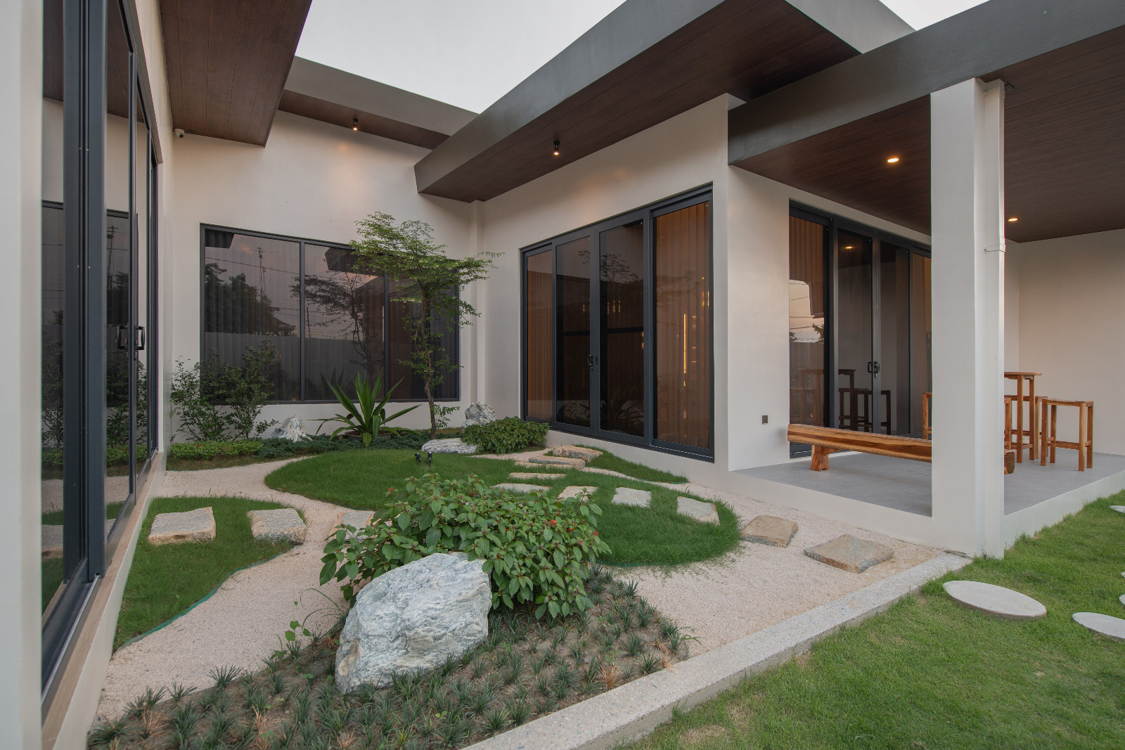 The back courtyard of a tropical modern bungalow in Mexico, Pampanga, designed by Innovarc
