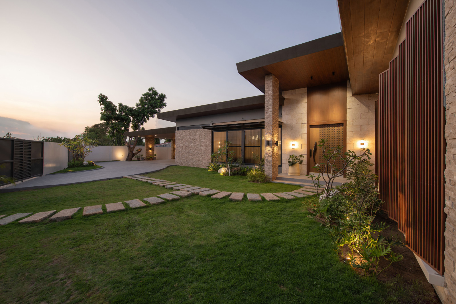 The outdoor area of a tropical modern bungalow in Mexico, Pampanga, designed by Innovarc