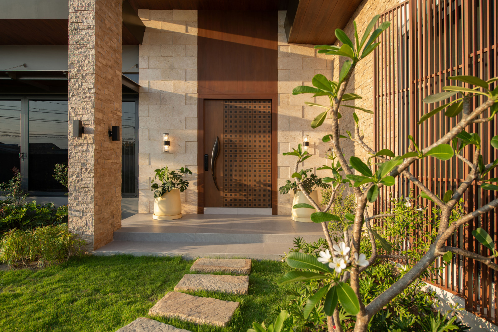 The outdoor entryway of a tropical modern bungalow in Mexico, Pampanga, designed by Innovarc
