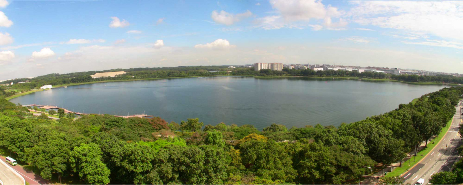 The panoramic shot of Bedok Reservoir (Photo: Wikipedia / chensiyuan)