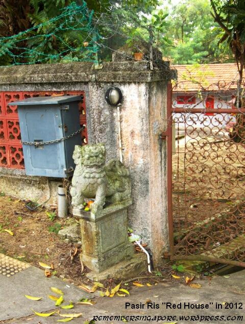 Legend says that the guardian lions at the gates had eyes that would glow in the dark (Photo: Remember Singapore)