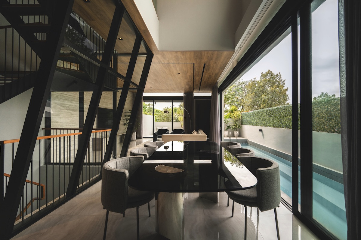 The Geometria by K2SD Group’s dining area is framed by glazed surfaces that heighten its sense of openness