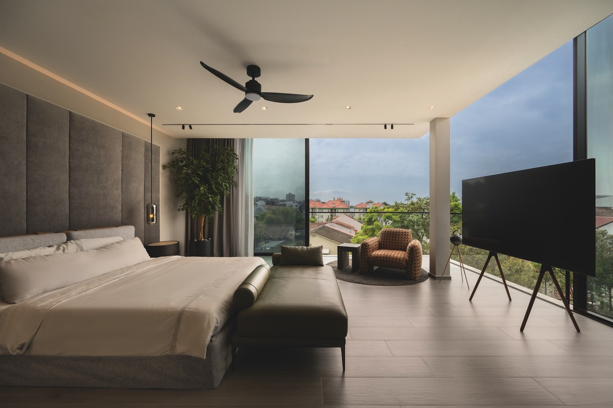 The glazed curtain wall of the bedroom opens fully to reveal an infinity view, seamlessly connecting indoors and out