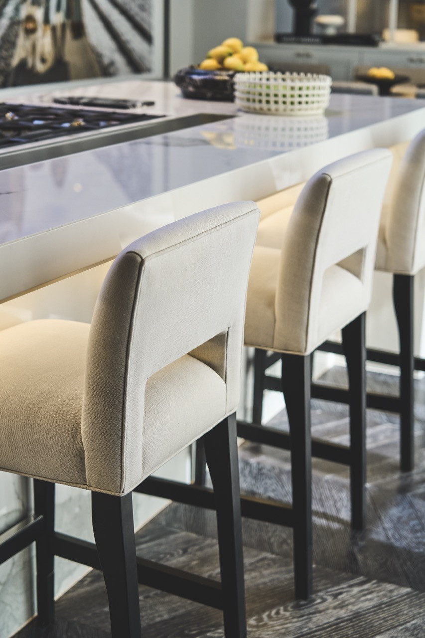 These Robert Langford bar stools and the marble island reflect Hoppen’s clean aesthetic