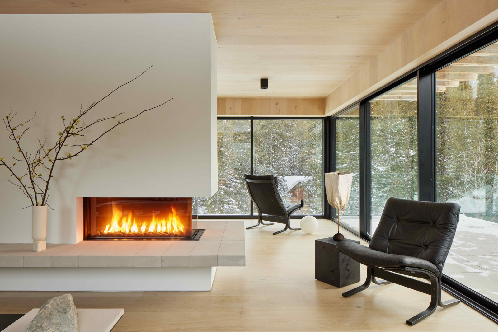 For his parents, architect Gabriel Yuri envisioned a home that honours its dramatic mountain setting through influences of Japanese minimalism