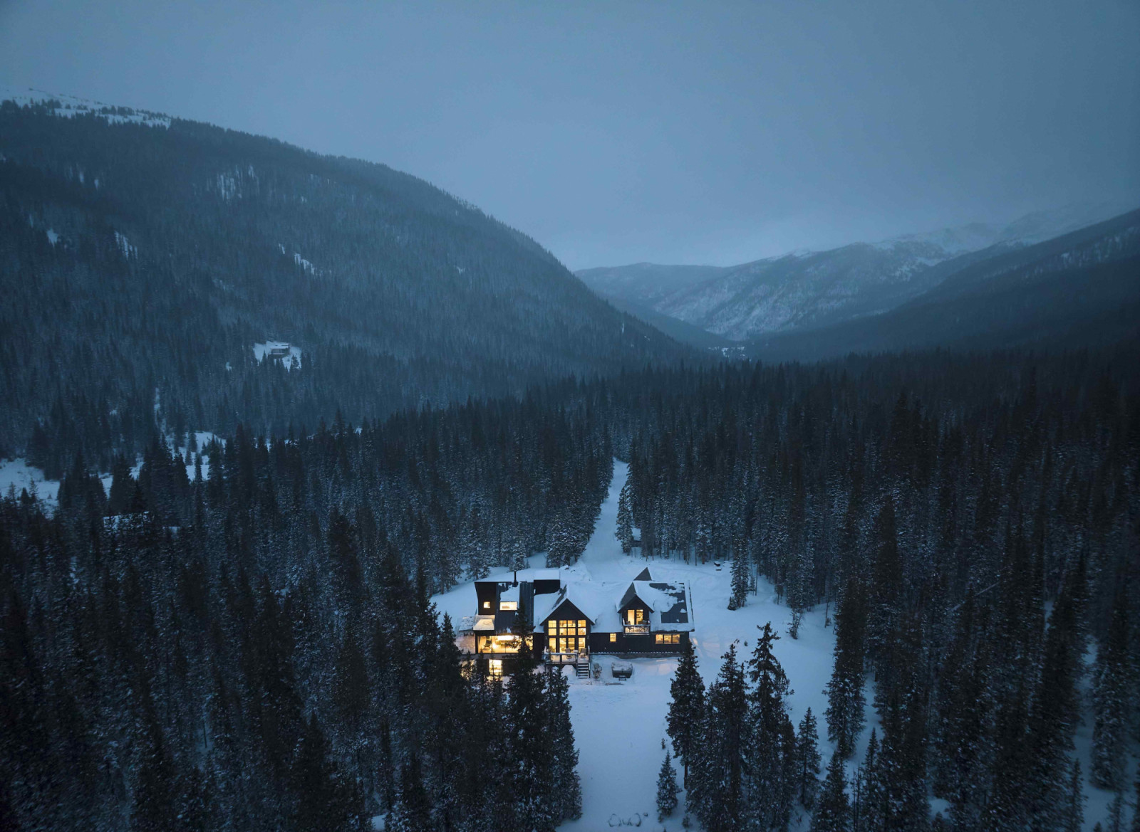 Nestled at 10,600 feet in the Rockies, mountainscapes are visible from every direction