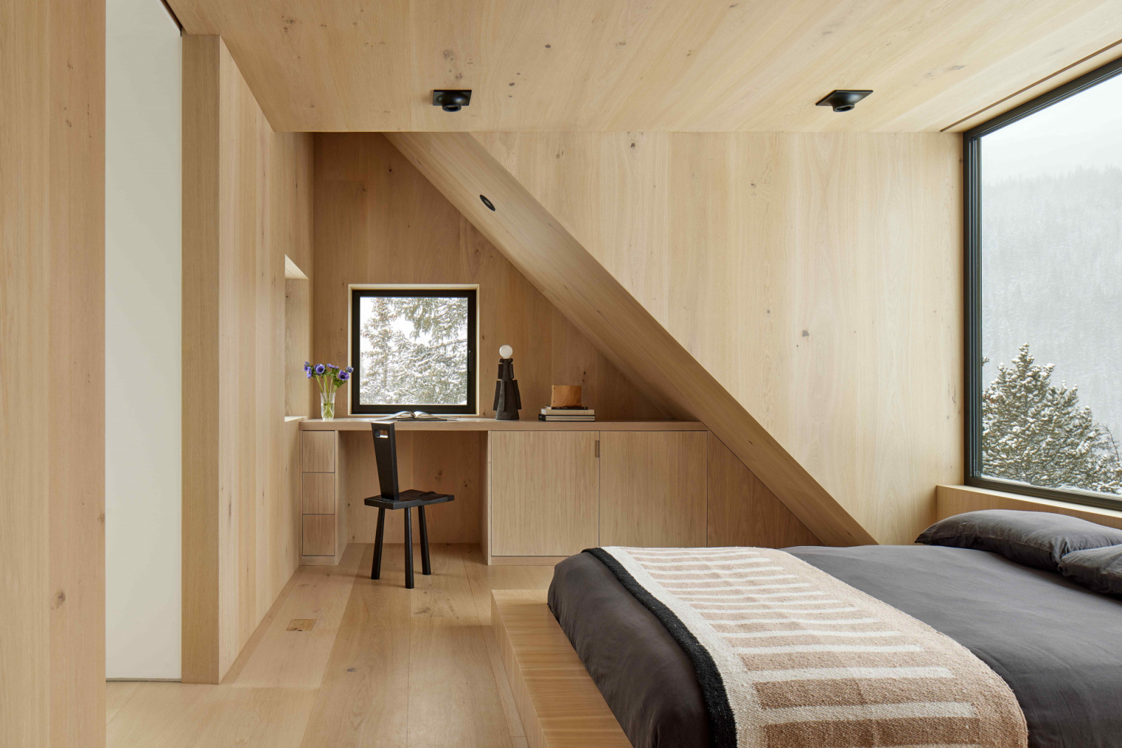 The architectural envelope creates a sense of continuity, where interior design and architecture become inseparable